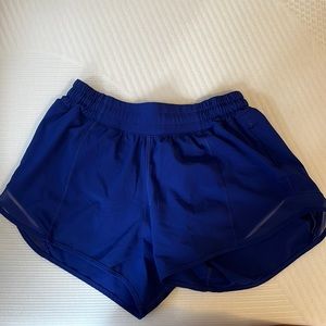 Blue lulu lemon hotty hot 2.5 short size 6